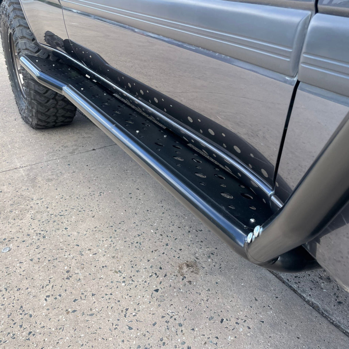 100 Series IFS Toyota LandCruiser Traditional Rock Sliders & Rails - Black Checker Plate Inserts / 2006