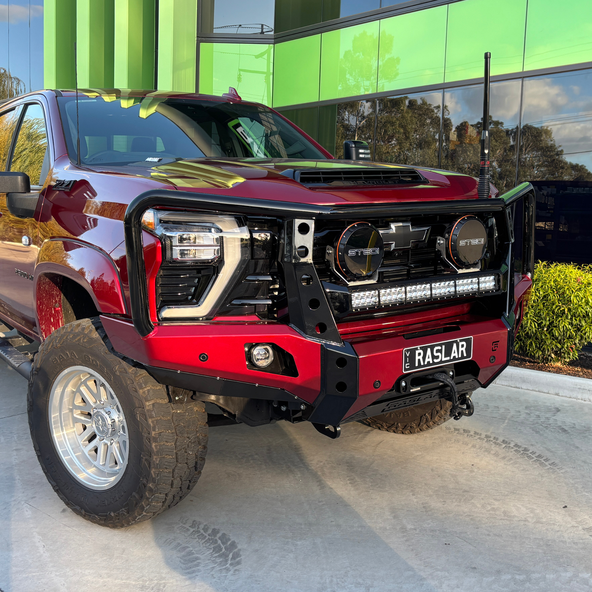 Chevrolet 2500 Silverado Dallas Bull Bar - Early (2020-2023) / 32" Stedi Light Bar: Yes