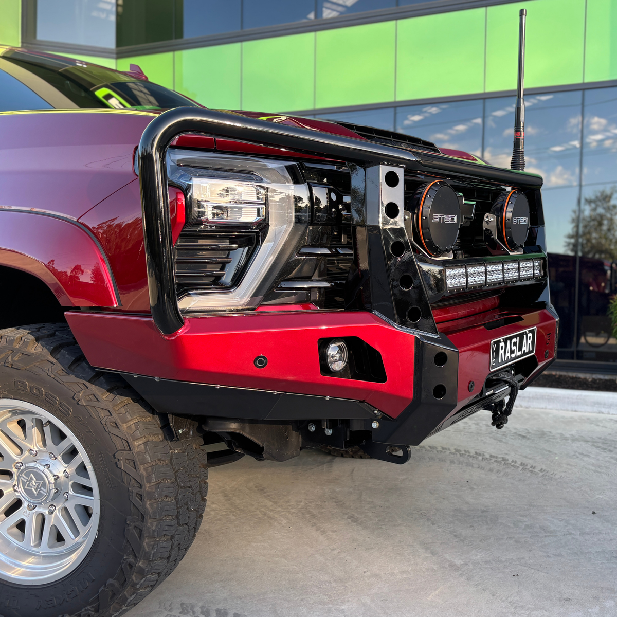 Chevrolet 2500 Silverado Dallas Bull Bar - Early (2020-2023) / 32" Stedi Light Bar: No
