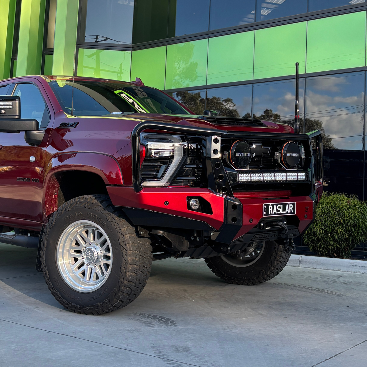 Chevrolet 2500 Silverado Dallas Bull Bar - Late (2024-2026) / 32" Stedi Light Bar: No